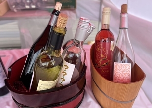 【ぶどうの樹の下で乾杯！】真夏の「しおじりワインと地酒バー」開催