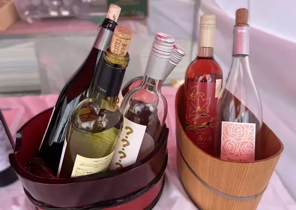 【ぶどうの樹の下で乾杯！】真夏の「しおじりワインと地酒バー」開催