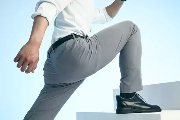 「6倍の“タテ伸び”が、夏のビジネスシーンを変えるスーツスクエア史上最高の伸縮性を持つビジネスパンツを新発売」の画像