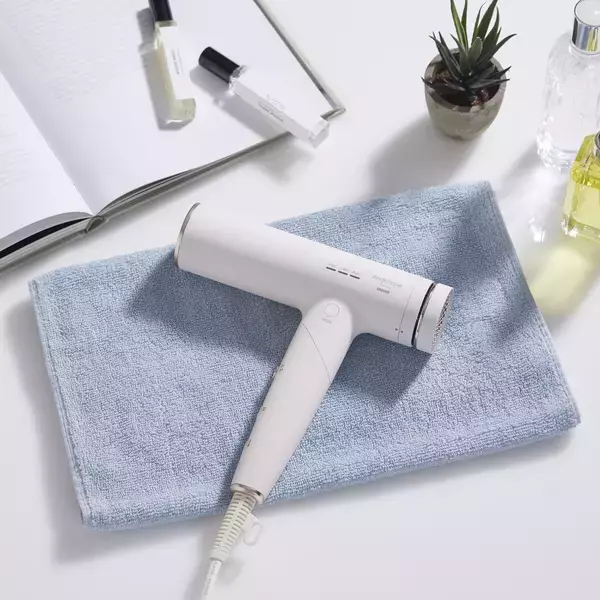 「マクセルブランドのビューティーシリーズ「 Angelique(アンジェリーク)」からプラズマイオン&マイナスイオン ヘアドライヤー２機種を新発売」の画像