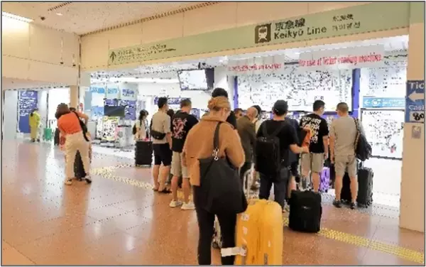 「京急線初！羽田空港２駅でインバウンドのお客さま向け自動券売機導入！」の画像