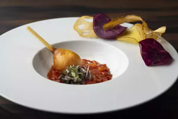 「【コートヤード・バイ・マリオット 新大阪ステーション】 日本の保存食をアメリカングリルに融合。冬限定ディナー「UMAMI FUSION(ウマミ フュージョン)」を発売」の画像