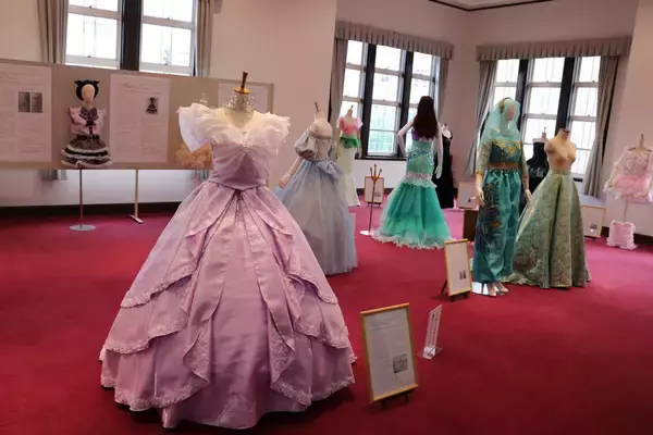 「「美」を追い求めた学生達の4年間の集大成を発表！　化粧ファッション学科「卒業研究展示会」「卒業研究発表会」を実施」の画像