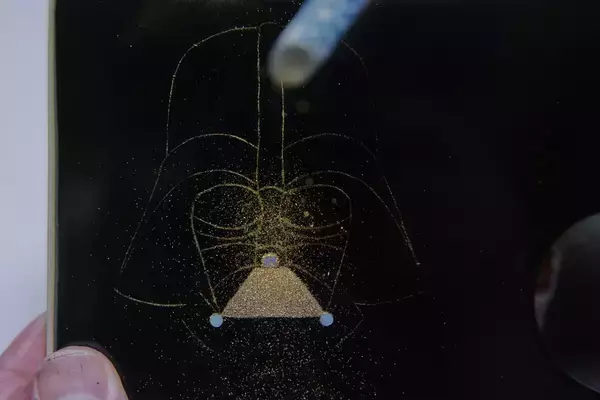 「オーディオテクニカ、『スター・ウォーズ』の世界を伝統工芸で描いたプレミアムウッドヘッドホンを全世界10台限定で発売」の画像