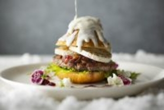 【富士マリオットホテル山中湖】冬の富士山を味わう、甘酸っぱく華やかなバーガー「リンゴンベリーの雪富士バーガー」発売