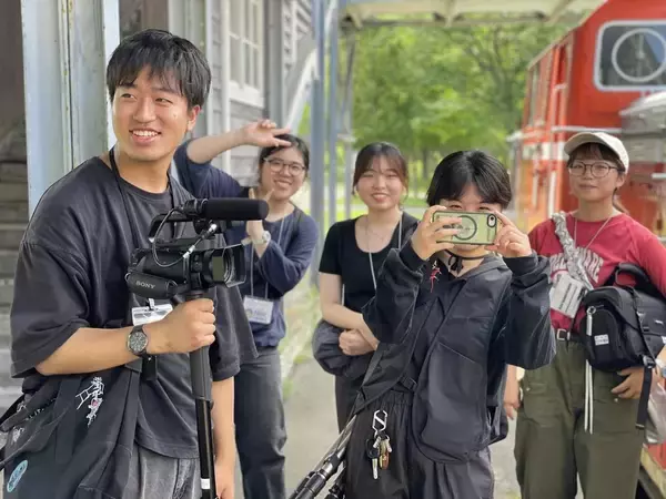 メディアデザイン学科の学生がHBC北海道放送制作日昭ドラマスペシャル『三笠のキングと、あと数人』のメイキング映像撮影に参加しました