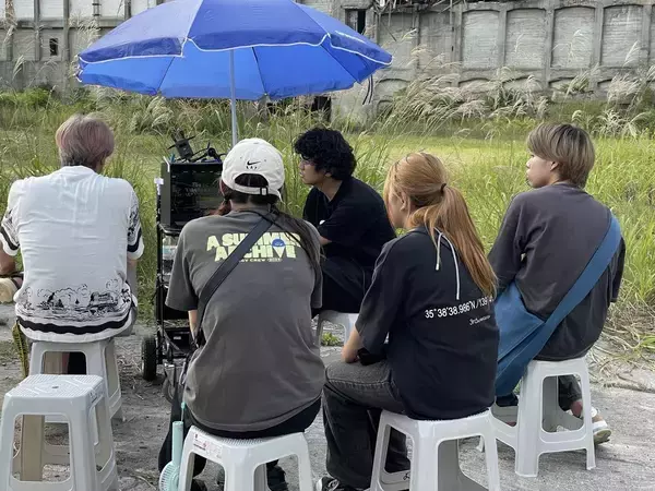 「メディアデザイン学科の学生がHBC北海道放送制作日昭ドラマスペシャル『三笠のキングと、あと数人』のメイキング映像撮影に参加しました」の画像