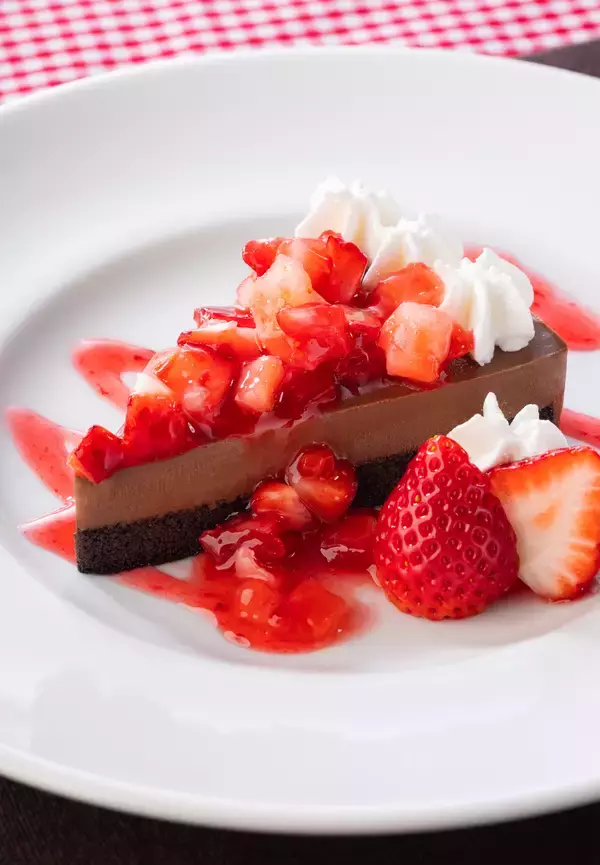「濃厚なチョコケーキに旬の苺を贅沢にのせた「苺チョコアイスケーキ」が新登場！毎年大好評の『いちごフェア』を“いちごの日”１月１５日（木）より開催」の画像
