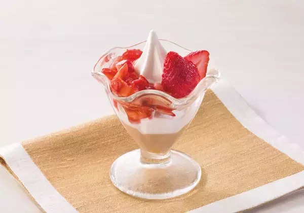 「濃厚なチョコケーキに旬の苺を贅沢にのせた「苺チョコアイスケーキ」が新登場！毎年大好評の『いちごフェア』を“いちごの日”１月１５日（木）より開催」の画像