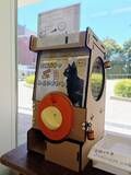 「【金城学院大学】カプセルから、ねこのおやつ！？学生制作のオリジナル販売機で地域猫を支援」の画像2