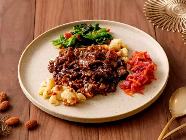 漆黒カレーのスパイシーな香り漂う「アンガスビーフのブラックカレー」が復活！2月13日（金）より販売開始