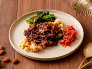 漆黒カレーのスパイシーな香り漂う「アンガスビーフのブラックカレー」が復活！2月13日（金）より販売開始