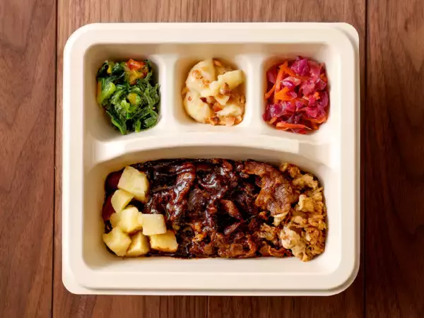 「漆黒カレーのスパイシーな香り漂う「アンガスビーフのブラックカレー」が復活！2月13日（金）より販売開始」の画像