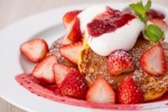 ニューヨークレストラン「サラベス」ルミネ新宿店 期間限定スペシャルメニュー「ベリーストロベリーパンケーキ」