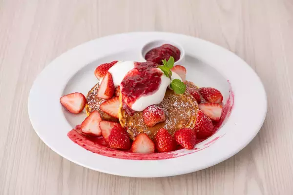 「ニューヨークレストラン「サラベス」ルミネ新宿店 期間限定スペシャルメニュー「ベリーストロベリーパンケーキ」」の画像