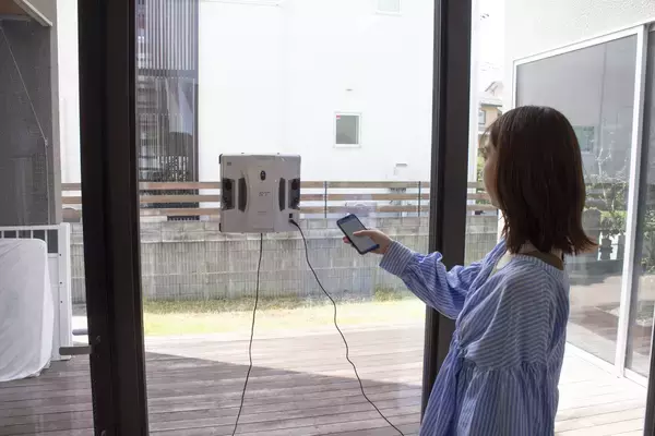 年末大掃除、面倒な窓掃除はタイパ家電「HOBOT」におまかせ！ LIXILストア、楽天市場、Amazonにて年末・初売りセール開催