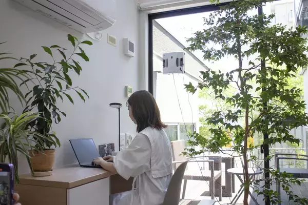 「年末大掃除、面倒な窓掃除はタイパ家電「HOBOT」におまかせ！ LIXILストア、楽天市場、Amazonにて年末・初売りセール開催」の画像