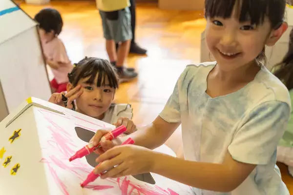 「ラベルに自由に描いて、自分だけのハイマッキーを作って持ち帰ろう！親子で楽しめるワークショップ開催ゼブラがすべての人にカクことを通してワクワクを届ける「kakuwaku（カクワク）プロジェクト」」の画像