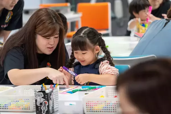 「ラベルに自由に描いて、自分だけのハイマッキーを作って持ち帰ろう！親子で楽しめるワークショップ開催ゼブラがすべての人にカクことを通してワクワクを届ける「kakuwaku（カクワク）プロジェクト」」の画像