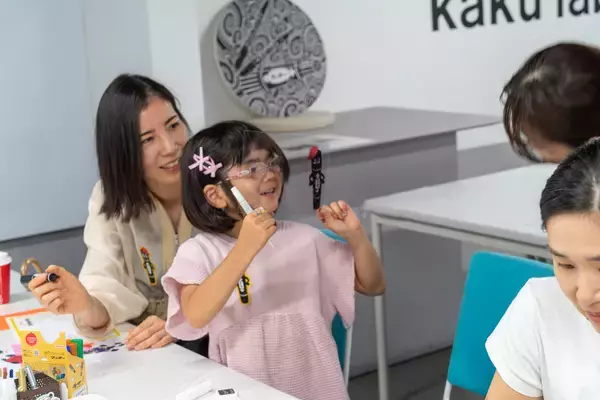 「ラベルに自由に描いて、自分だけのハイマッキーを作って持ち帰ろう！親子で楽しめるワークショップ開催ゼブラがすべての人にカクことを通してワクワクを届ける「kakuwaku（カクワク）プロジェクト」」の画像