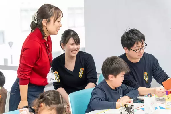 「ラベルに自由に描いて、自分だけのハイマッキーを作って持ち帰ろう！親子で楽しめるワークショップ開催ゼブラがすべての人にカクことを通してワクワクを届ける「kakuwaku（カクワク）プロジェクト」」の画像