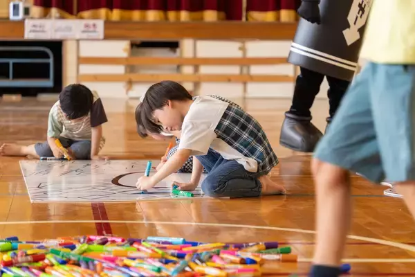 「ラベルに自由に描いて、自分だけのハイマッキーを作って持ち帰ろう！親子で楽しめるワークショップ開催ゼブラがすべての人にカクことを通してワクワクを届ける「kakuwaku（カクワク）プロジェクト」」の画像