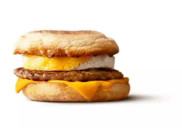 「1月に引き続き、朝マック(R)新TVCMで岡田准一さんと山田杏奈さんが再共演！新TVCMは2024年6月25日（火）から放映開始！」の画像