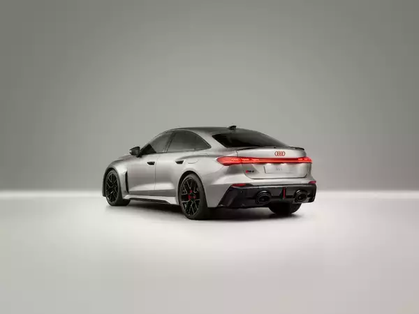 「Audi RS 5、F1マイアミグランプリでホットラップカーとしてデビュー」の画像