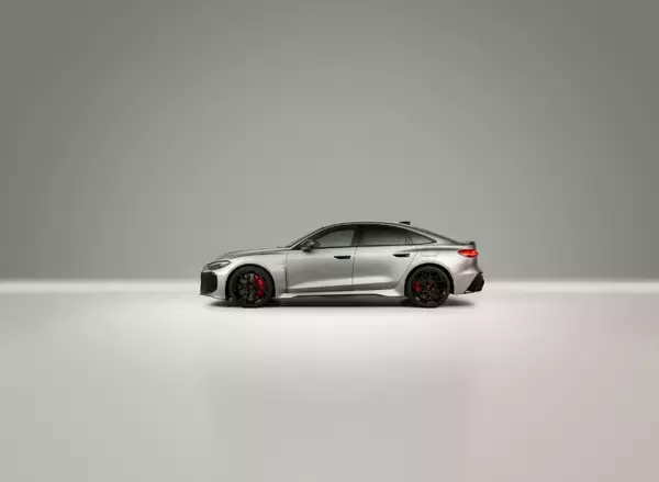 「Audi RS 5、F1マイアミグランプリでホットラップカーとしてデビュー」の画像