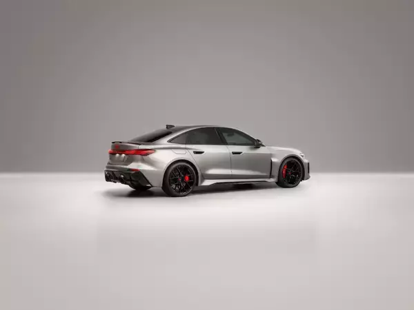「Audi RS 5、F1マイアミグランプリでホットラップカーとしてデビュー」の画像