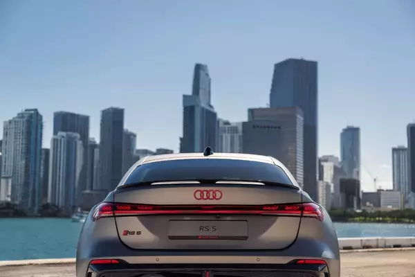 「Audi RS 5、F1マイアミグランプリでホットラップカーとしてデビュー」の画像