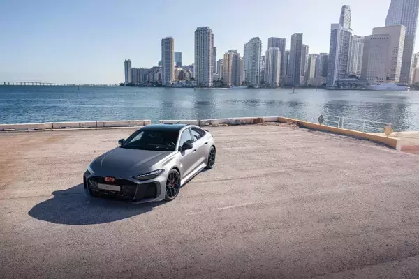 「Audi RS 5、F1マイアミグランプリでホットラップカーとしてデビュー」の画像