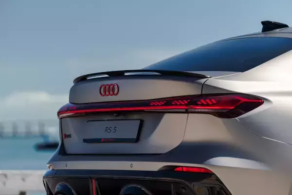 「Audi RS 5、F1マイアミグランプリでホットラップカーとしてデビュー」の画像