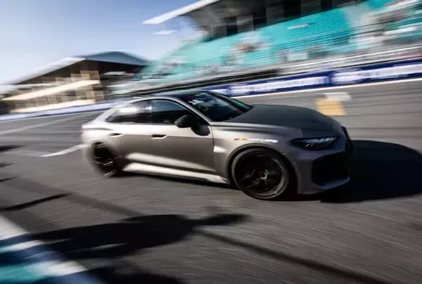 「Audi RS 5、F1マイアミグランプリでホットラップカーとしてデビュー」の画像