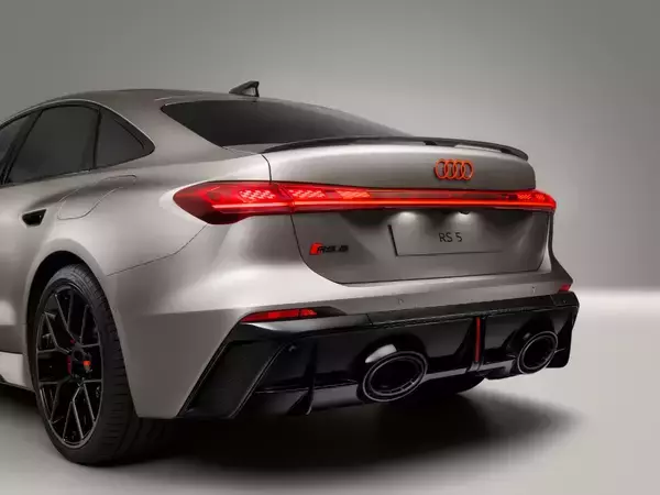 「Audi RS 5、F1マイアミグランプリでホットラップカーとしてデビュー」の画像