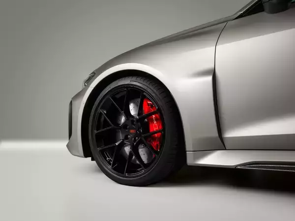「Audi RS 5、F1マイアミグランプリでホットラップカーとしてデビュー」の画像