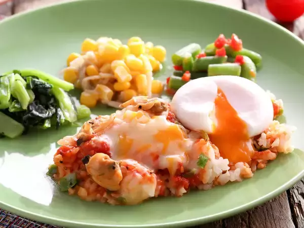 「ふんわり卵と彩り野菜で、心ほぐれる朝のひととき「やさしいクリーミーソースオムレツ」を2月6日（金）に新発売」の画像