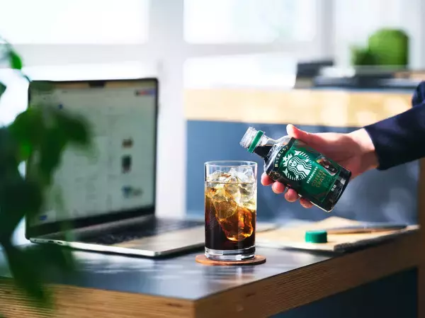 「スターバックスの濃縮飲料が日本で初登場　「スターバックス® コーヒークラフト」無糖・キャラメルの2種が3月1日（日） 発売」の画像
