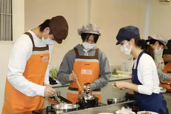 「駒沢女子大学で読売巨人軍調理講習会を実施 ―人間健康学部健康栄養学科の学生が選手らの実習をサポート」の画像