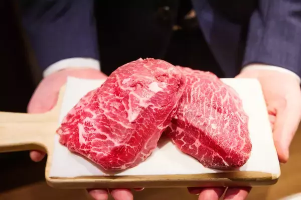 「【牛角・イベントレポート】わずか“0.15％” の希少部位をお披露目！「厳選上みすじ」をトリュフ香る赤ワインソースで愉しむ贅沢体験」の画像