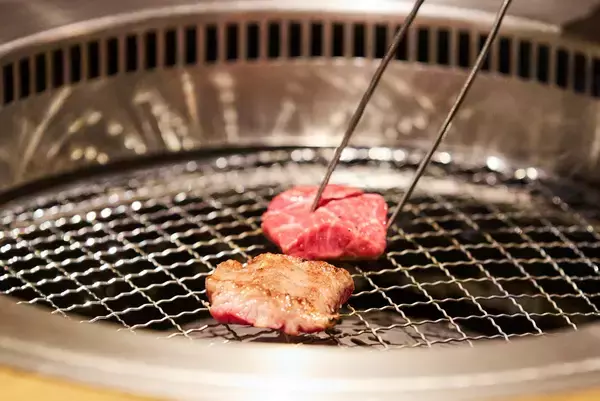 「【牛角・イベントレポート】わずか“0.15％” の希少部位をお披露目！「厳選上みすじ」をトリュフ香る赤ワインソースで愉しむ贅沢体験」の画像