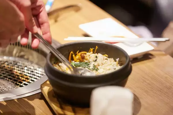 「【牛角・イベントレポート】わずか“0.15％” の希少部位をお披露目！「厳選上みすじ」をトリュフ香る赤ワインソースで愉しむ贅沢体験」の画像