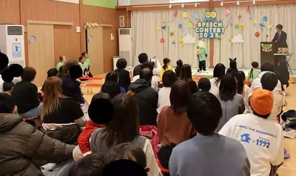 「【実施レポート】「英語で伝える」楽しさをステージで！京進のほいくえんHOPPAで初の英語スピーチコンテストを開催」の画像
