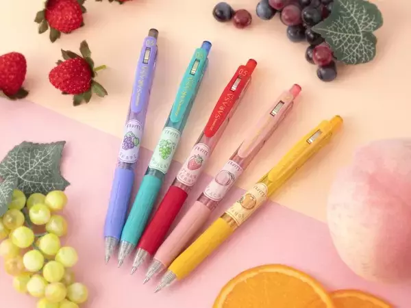 シンプルでかわいいデザインと、フルーティーな香りがするインクで勉強もはかどっちゃう！人気の「サラサクリップ」に香りつきが限定で登場！『サラサクリップ 香りつきフルーツ』　3月6日　数量限定発売