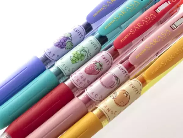 「シンプルでかわいいデザインと、フルーティーな香りがするインクで勉強もはかどっちゃう！人気の「サラサクリップ」に香りつきが限定で登場！『サラサクリップ 香りつきフルーツ』　3月6日　数量限定発売」の画像