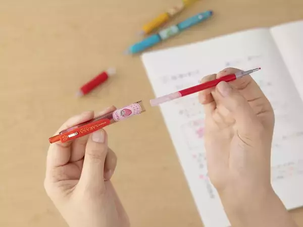 「シンプルでかわいいデザインと、フルーティーな香りがするインクで勉強もはかどっちゃう！人気の「サラサクリップ」に香りつきが限定で登場！『サラサクリップ 香りつきフルーツ』　3月6日　数量限定発売」の画像