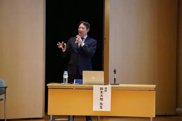 「東京成徳短期大学が開学60周年を迎え、ソウルオリンピック金メダリスト、初代スポ－ツ庁長官の鈴木大地氏による記念講演会を実施。」の画像
