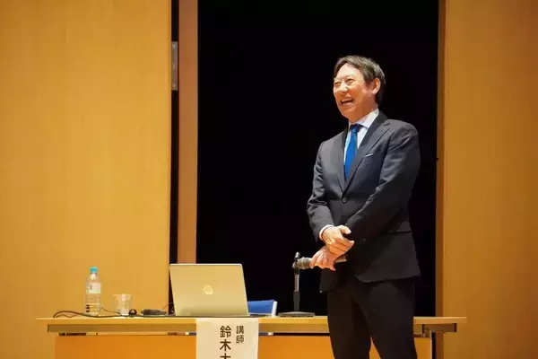 「東京成徳短期大学が開学60周年を迎え、ソウルオリンピック金メダリスト、初代スポ－ツ庁長官の鈴木大地氏による記念講演会を実施。」の画像