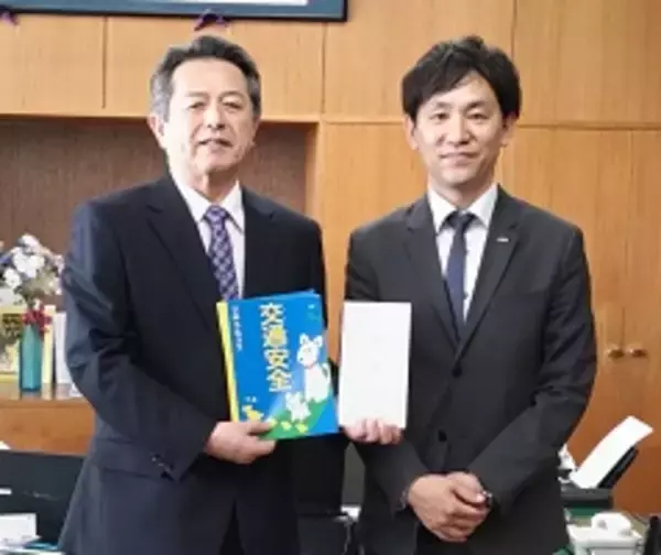 「松戸市、流山市、柏市、我孫子市、野田市の新小学1年生に「交通安全じゆうちょう」を寄贈しました」の画像