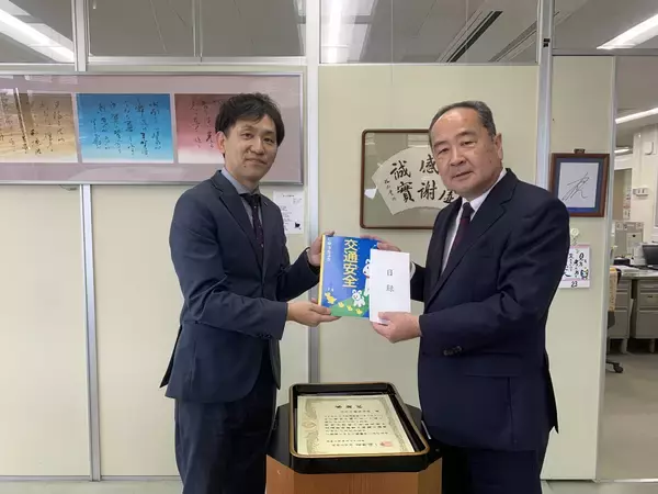 「松戸市、流山市、柏市、我孫子市、野田市の新小学1年生に「交通安全じゆうちょう」を寄贈しました」の画像